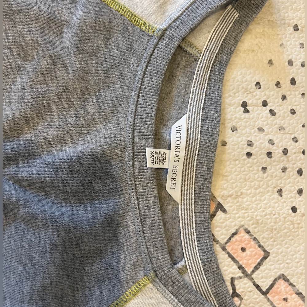 VS/PINK long sleeve shirt w/side zippers. Grey/white.